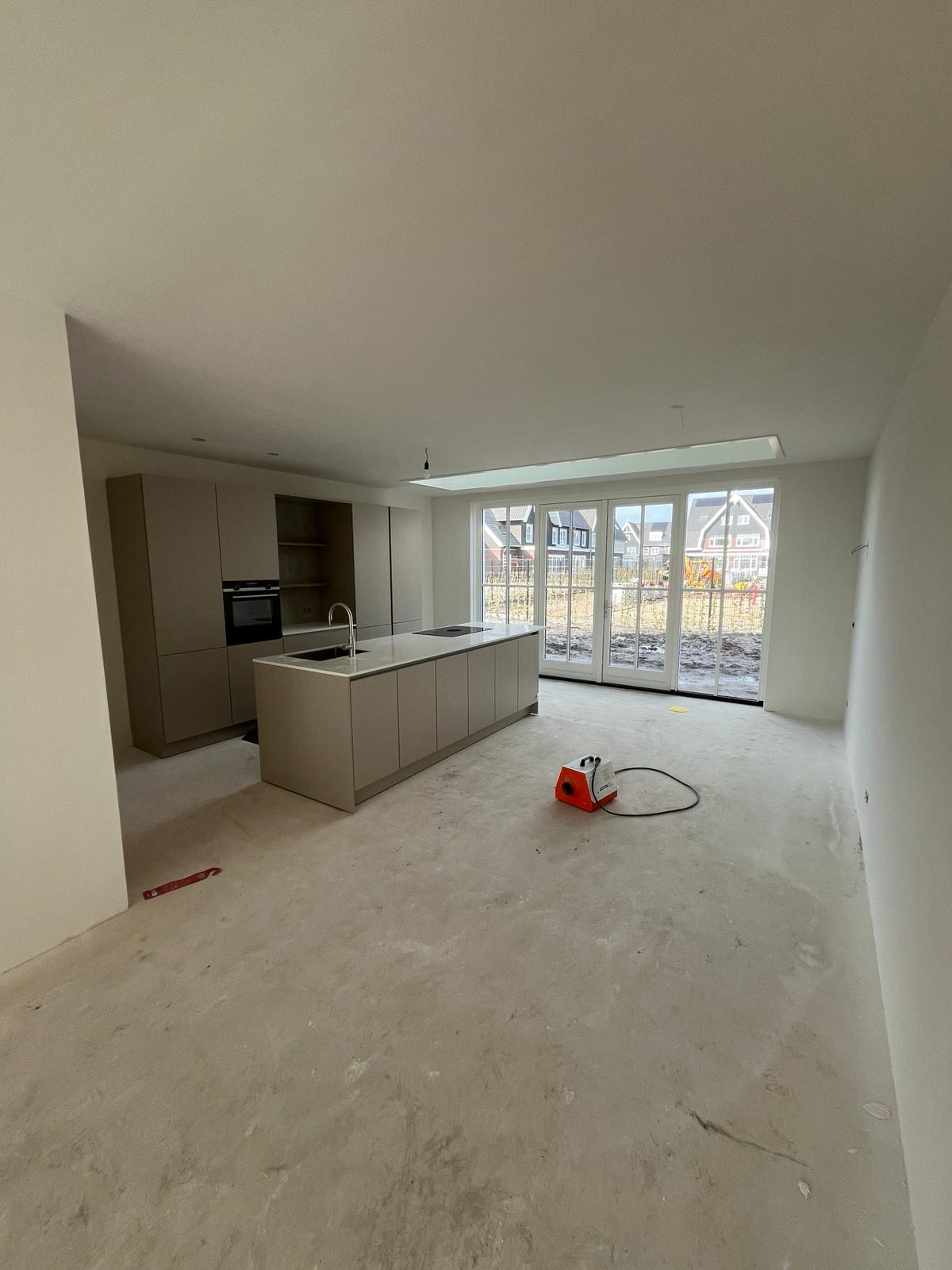 Glad stucwerk — strakke egale afwerking aan een binnenmuur