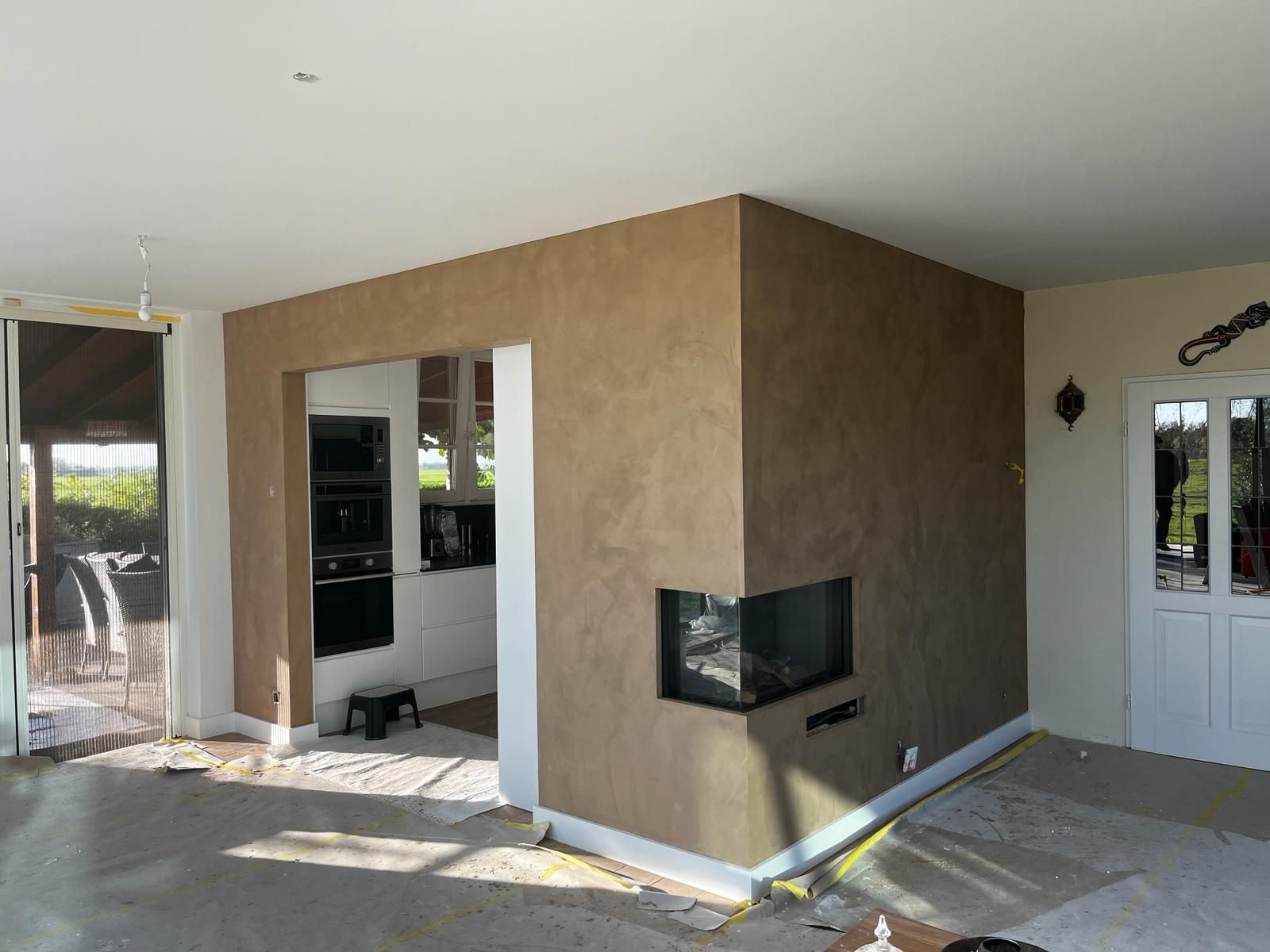 Frescolori goudkleurig sierpleisterwerk in Oosthuizen