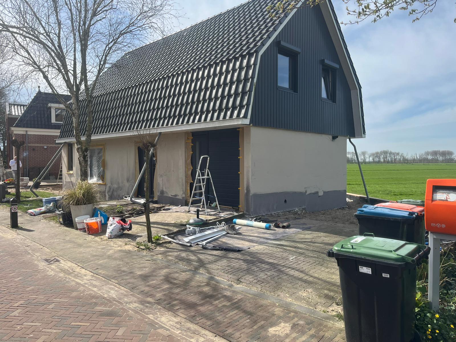 Buitengevel renovatie met strak wit stucwerk